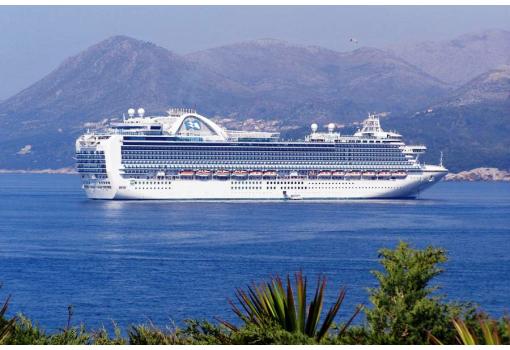 Emerald Princess fondeando en aguas del Egeo (Grecia)